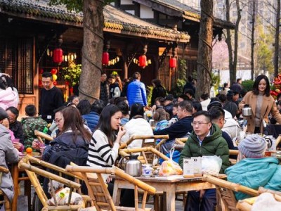 成都休闲推荐：喝茶掏耳朵吃串串，慢悠悠耍一天