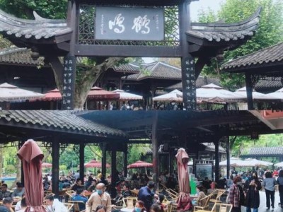 成都休闲文化闻名遐迩，茶馆公园美食尽显多样休闲形式